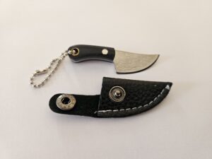 martinez-damast-messer-fuer-schluesselanhaenger-mit-lederscheide
